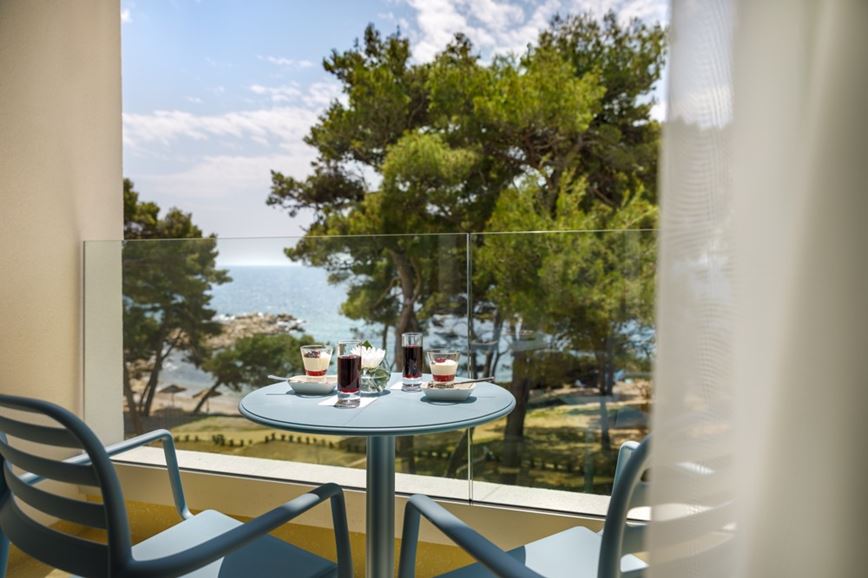 Carolina Valamar hotel - pokoj JUNIOR SUITE balkon pohled moře - Suha Punta (ostrov Rab) - 101 CK Zemek - Chorvatsko